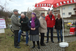 GR Monika Brandmann (3.v.l.), Bürgermeister Bernd Ernstberger (2.v.r.) und Petra Schöpfer (r.)