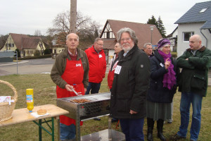 Ortsvereinsvorsitzender Manfred Neugebauer war sehr zufrieden mit dem Grillmeister Klaus Winkler