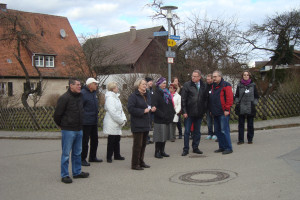 Beim Ortsrundgang: Diskussion zur Parksituation in der Hembacher Straße