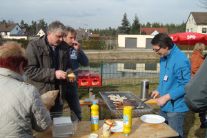 GR Ulli Vetter, Jörg Arnold, GR Thomas Kellermann und GR Herbert Großner beim Zubereiten der Nürnberger Bratwürste