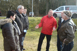 Bürgermeister Bernd Ernstberger diskutiert mit Pfeifferhütter Bürgern