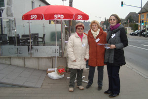 Gemeinderätin Ulrike Vetter, Waltraud Schweighofer-Neugebauer und Tanja Holl bringen letzte Informationen an die Bürgerinnen und Bürger