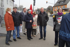 Bürgermeister Bernd Ernstberger beim Infostand vor der Bäckerei Worzer