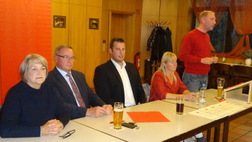 2. Bürgermeisterin Jenny Nyenhuis, Bürgermeister Bernd Ernstberger, stellv. Vorsitzende Sebastian Legat und Petra Schöpfer sowie Vorsitzender Martin Glienke