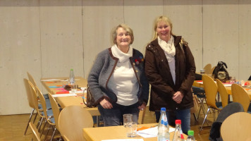 2. Bürgermeisterin Jenny Nyenhuis und stellv. SPD-Ortsvereinsvorsitzende Petra Schöpfer freuen sich über guten Kandidaten