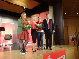 Martina Baumann und Sebastian Legat bedanken sich bei Anna Tanzer und Andrea Lipka (beide links)