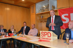Bürgermeister Bernd Ernstberger empfielt den SPD Mitgliedern Sebastian Legat als seinen Nachfolger