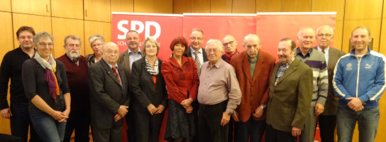 SPD-Ehrenvorsitzender Dr. Helmut Ritzer und Ortsvereinsvorsitzender Martin Glienke konnten zahlreiche Mitglieder ehren