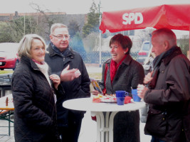 Fraktionssprecherin Jenny Nyenhuis, Bürgermeister Bernd Ernstberger, Unterbezirksvorsitzende Martina Baumann und stellv. Landrat Norbert Reh