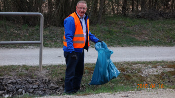 Bürgermeister Bernd Ernstberger unterstützte die Genossen bei der Arbeit