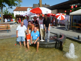 Abkühlung bei den heißen Temperaturen: stellv. Landrat Norbert Reh, Bundestagskandidat Christian Nürnberger, Landtagskandidat Ernst Bergmann, Bürgermeister Bernd Ernstberger, Ortsvereinsvors. Völkl u. Neugebauer, Bezirkstagskandidat Michael Groß (v.l.)