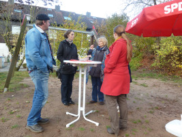 Gemeinderäte und Kandidaten diskutieren über das Spielplatzangebot in der Gemeinde: GR Thomas Kellermann, Tanja Holl, Waltraud Schweighofer-Neugebauer und Kerstin Walther