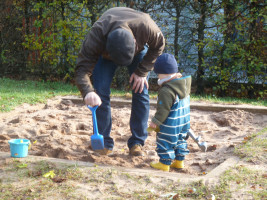 Michael Kahr und sein Nachwuchs testen den Sandkasten