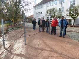 Das Klettergerüst im Pausenhof der Schule: Leider wird der Belag immer wieder zerstört