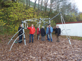 ein futuristisches Klettergerüst am Spielplatz in der Fröschauer Straße: Tanja Holl, Bernd Ernstberger, Kerstin Walther, Jenny Nyenhuis, Thomas Kellermann, Manfred Neugebauer