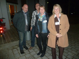 Helfer der Schwarzenbrucker SPD bei einer Raucherpause: Jürgen Gebhard, GR Herbert Großner, GR-Kandidatin Marion Gebhard und Petra Schöpfer