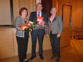 Fraktionssprecherin Jenny Nyenhuis überreicht dem neu gewählten Bürgermeister Bernd Ernstberger und seiner Ehefrau ein Geschenk