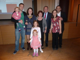 Bernd Ernstberger und seine Familie freuen sich über die Wiederwahl