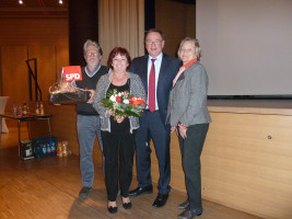 Ortsvereinsvorsitzender Manfred Neugebauer (links) und Fraktionssprecherin Jenny Nyenhuis (rechts) gratulieren Bernd Ernstberger und seiner Ehefrau