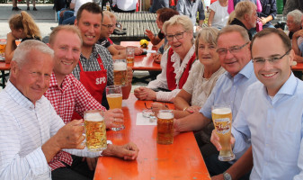 Ein Prosit auf das Plärrerfest: stellv. Landrat Norbert Reh, Martin Glienke, Sebastian Legat, Inge Jabs, Jenny Nyenhuis, Bürgermeister Bernd Ernstberger und Bundestagskandidat Alexander Horlamus