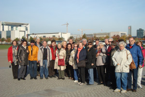 Die Reisegruppe der Schwarzenbrucker SPD wartet vor dem Bundeskanzleramt auf die Besichtigung des Reichstagsgebäudes