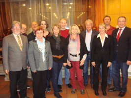 Der neu gewählte Ortsvereinsvorstand(v.l.n.r.): Vorsitzender M.Neugebauer, H.Gottschalk, K.Winkler, U.Vetter, T.Holl, M.Gebhard, M.Glienke, J.Nyenhuis, stellv.Landrat N.Reh, P.Schöpfer, T.Kellermann, Bürgermeister B.Ernstberger