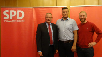 Bürgermeister Bernd Ernstberger, Sebastian Legat und Ortsvereinsvorsitzender Martin Glienke