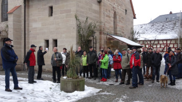 : Bei ihrem Spaziergang durch Feucht erhielt die Schwarzenbrucker Wandergruppe fachkundige Informationen durch Altbürgermeister Hannes Schönfelder .