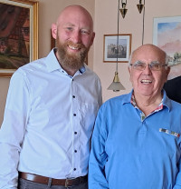 Bürgermeisterkandidat Martin Glienke gratuliert Willi Bild