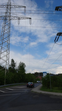 Die Hochspannungsleitung am Rande von Gsteinach: zu nahe für eine Hochrüstung auf 380 kV