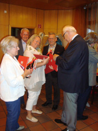 Ehrung für Brigitte Fleischmann und Andrea Reh durch Helmut Ritzer (rechts)