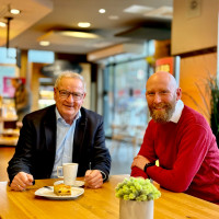 Martin und Bernd sitzen für ein Interview zusammen