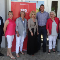 Freude über das gelungene Kulturfrühstück (v.r.n.l.): SPD Ortsvereinsvorsitzender Martin Glienke, die Autorin Doris Cramer, stellv. Vorsitzender Sebastian Legat, Landtagskandidatin Andrea Lipka, 2. Bürgermeisterin Jenny Nyenhuis, Petra Schöpfer und Frakti